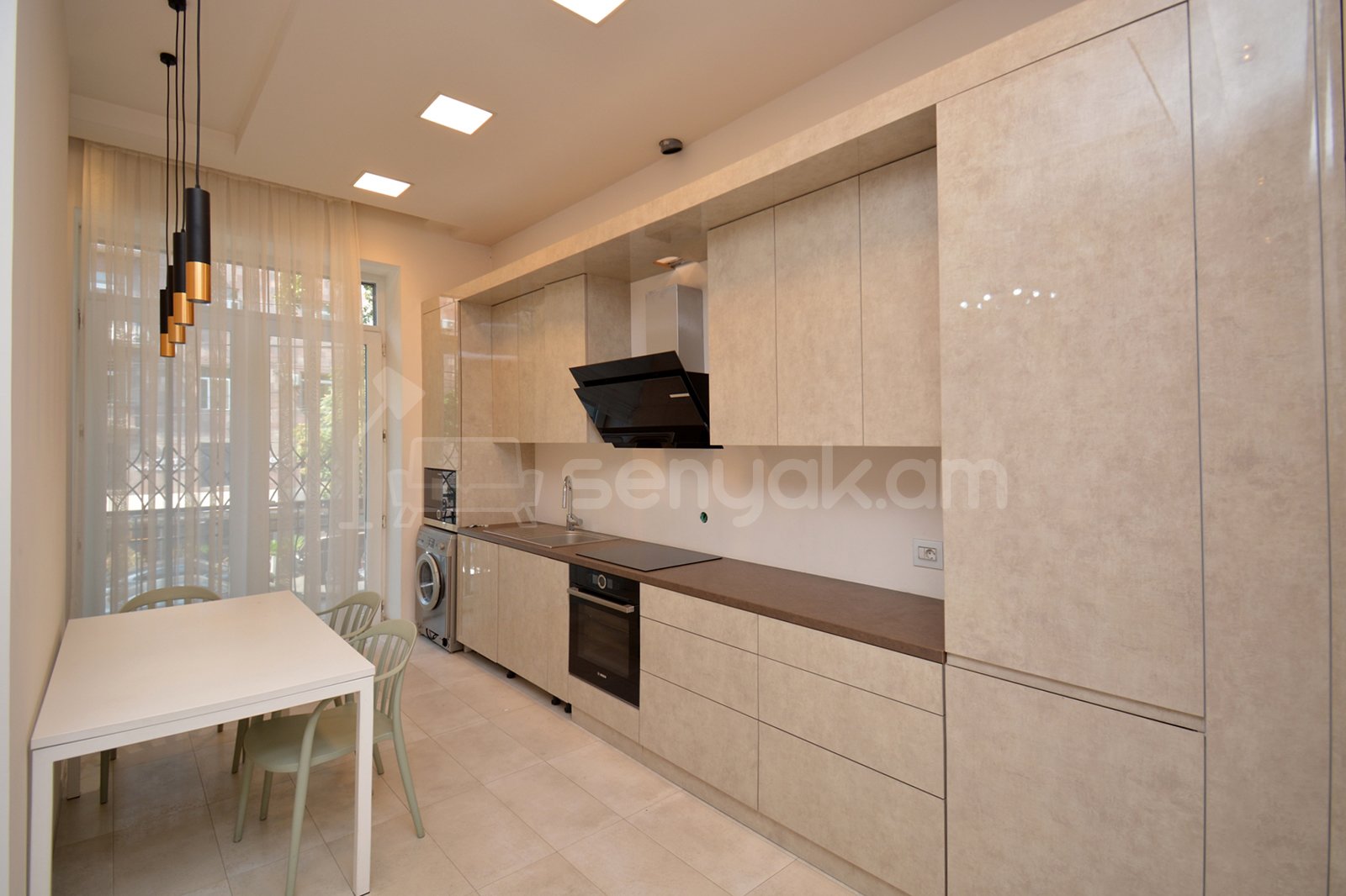 3 Սենյականոց Բնակարան Քարե Շենքում, 107քմ, 2/4 հարկ, Դիզայներական Վերանորոգված