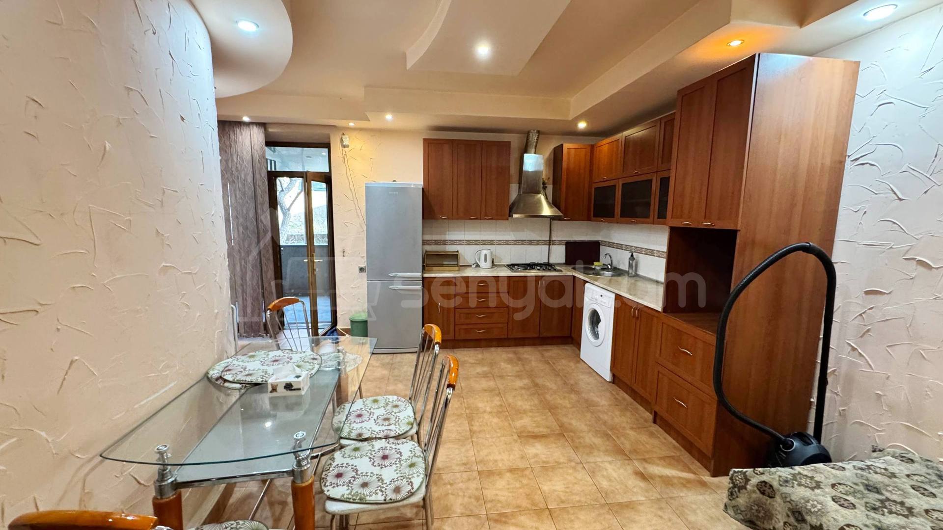 3 Սենյականոց Բնակարան Քարե Շենքում, 115քմ, 1/5 հարկ, Կապիտալ Վերանորոգված