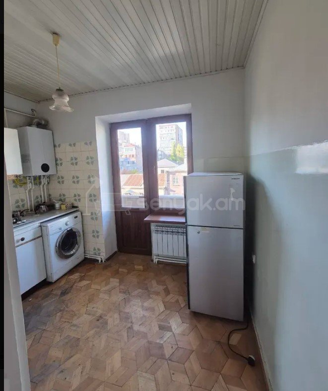 3 Սենյականոց Բնակարան Քարե Շենքում, 76քմ, 4/5 հարկ, Կապիտալ Վերանորոգված, Կահավորված