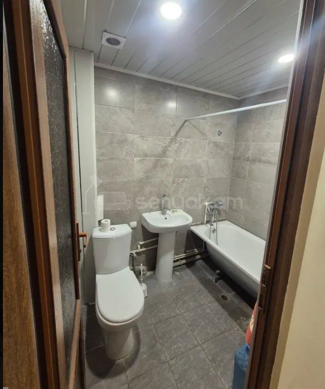 3 Սենյականոց Բնակարան Քարե Շենքում, 76քմ, 4/5 հարկ, Կապիտալ Վերանորոգված, Կահավորված