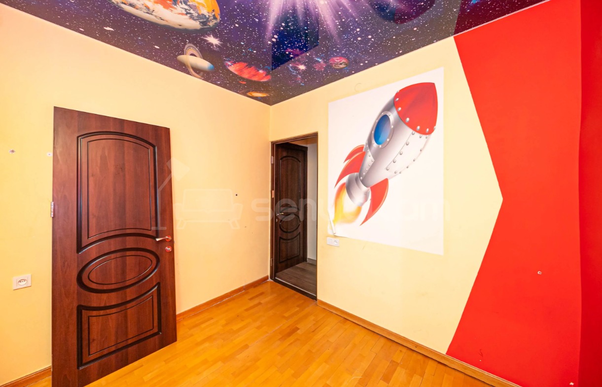 3 Սենյականոց Բնակարան Քարե Շենքում, 94քմ, 5/5 հարկ, Կապիտալ Վերանորոգված