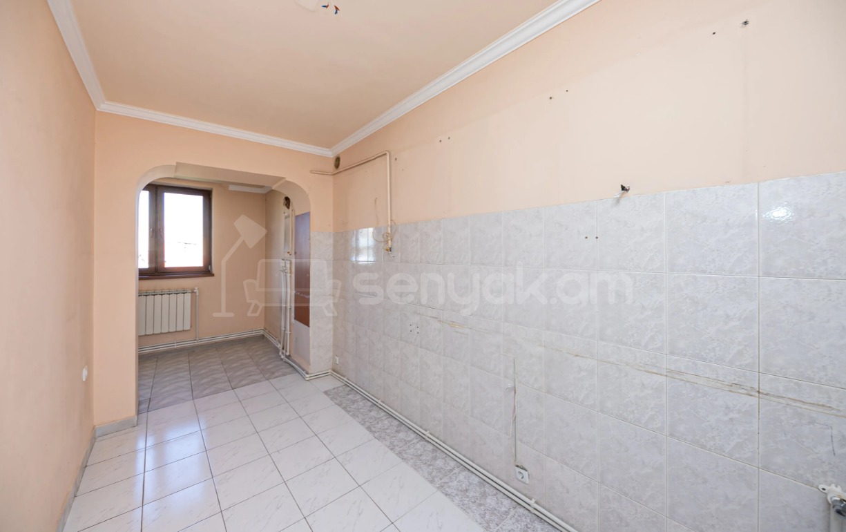 3 Սենյականոց Բնակարան Քարե Շենքում, 94քմ, 5/5 հարկ, Կապիտալ Վերանորոգված