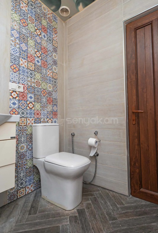 3 Սենյականոց Բնակարան Քարե Շենքում, 94քմ, 5/5 հարկ, Կապիտալ Վերանորոգված