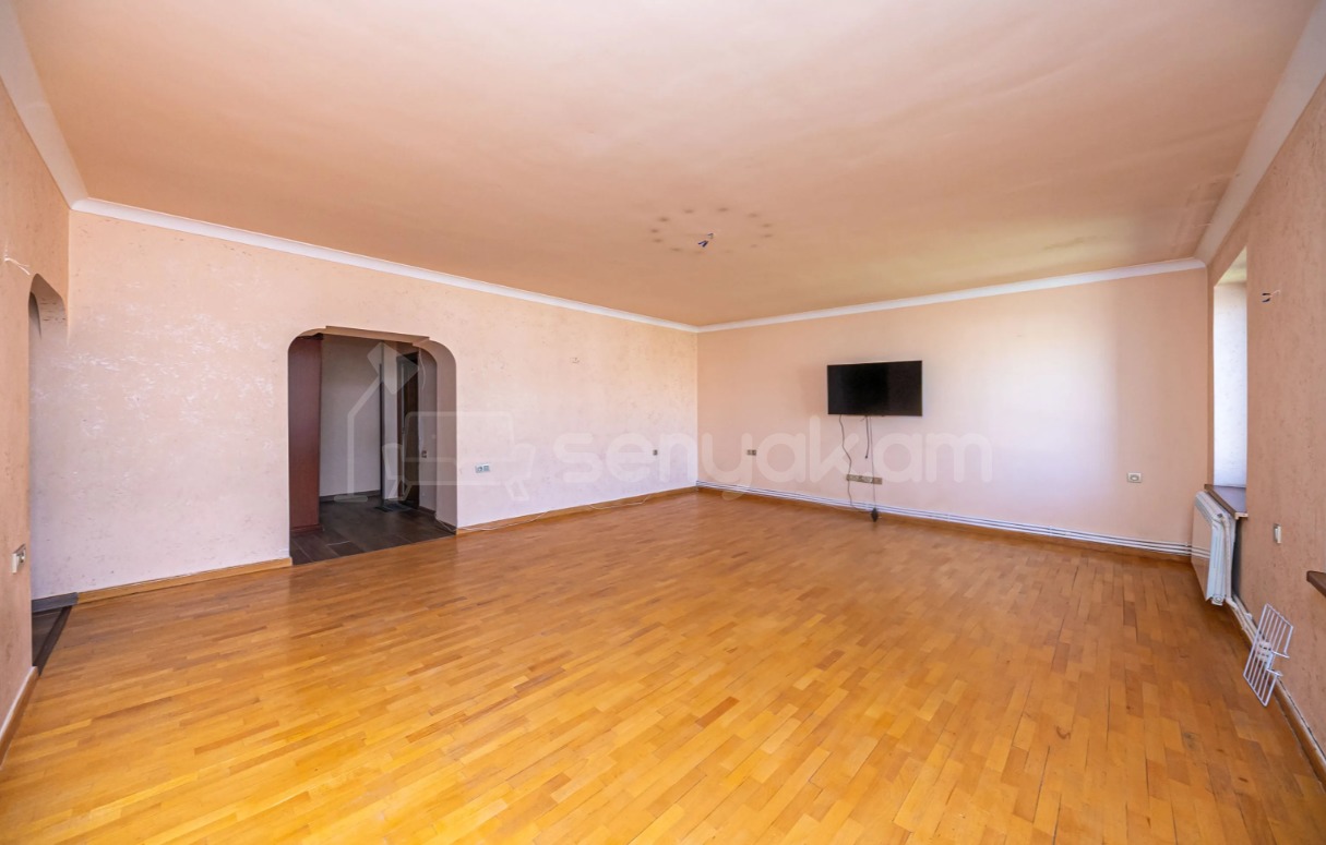 3 Սենյականոց Բնակարան Քարե Շենքում, 94քմ, 5/5 հարկ, Կապիտալ Վերանորոգված