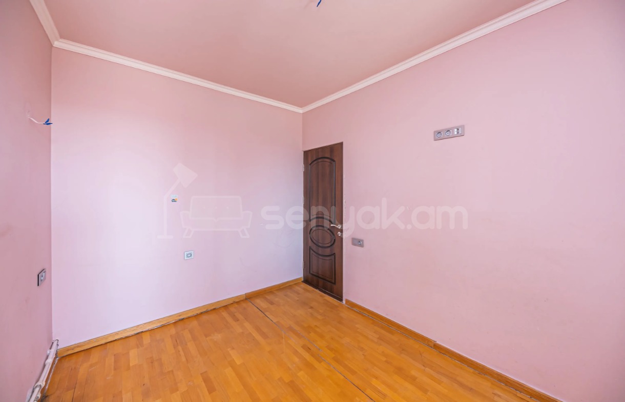 3 Սենյականոց Բնակարան Քարե Շենքում, 94քմ, 5/5 հարկ, Կապիտալ Վերանորոգված