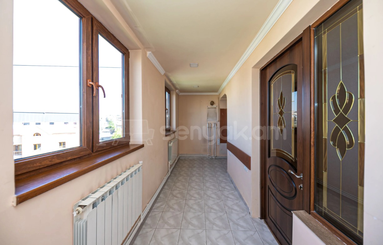 3 Սենյականոց Բնակարան Քարե Շենքում, 94քմ, 5/5 հարկ, Կապիտալ Վերանորոգված