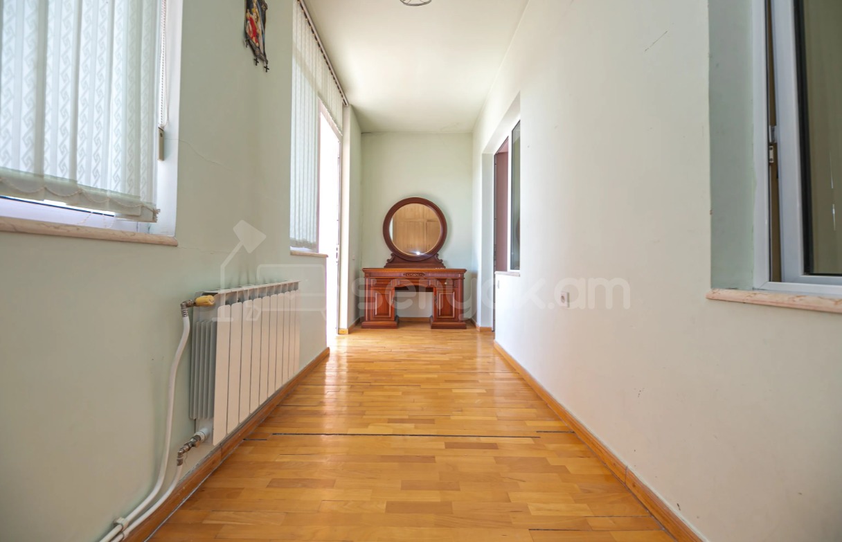 3 Սենյականոց Բնակարան Քարե Շենքում, 94քմ, 5/5 հարկ, Կապիտալ Վերանորոգված