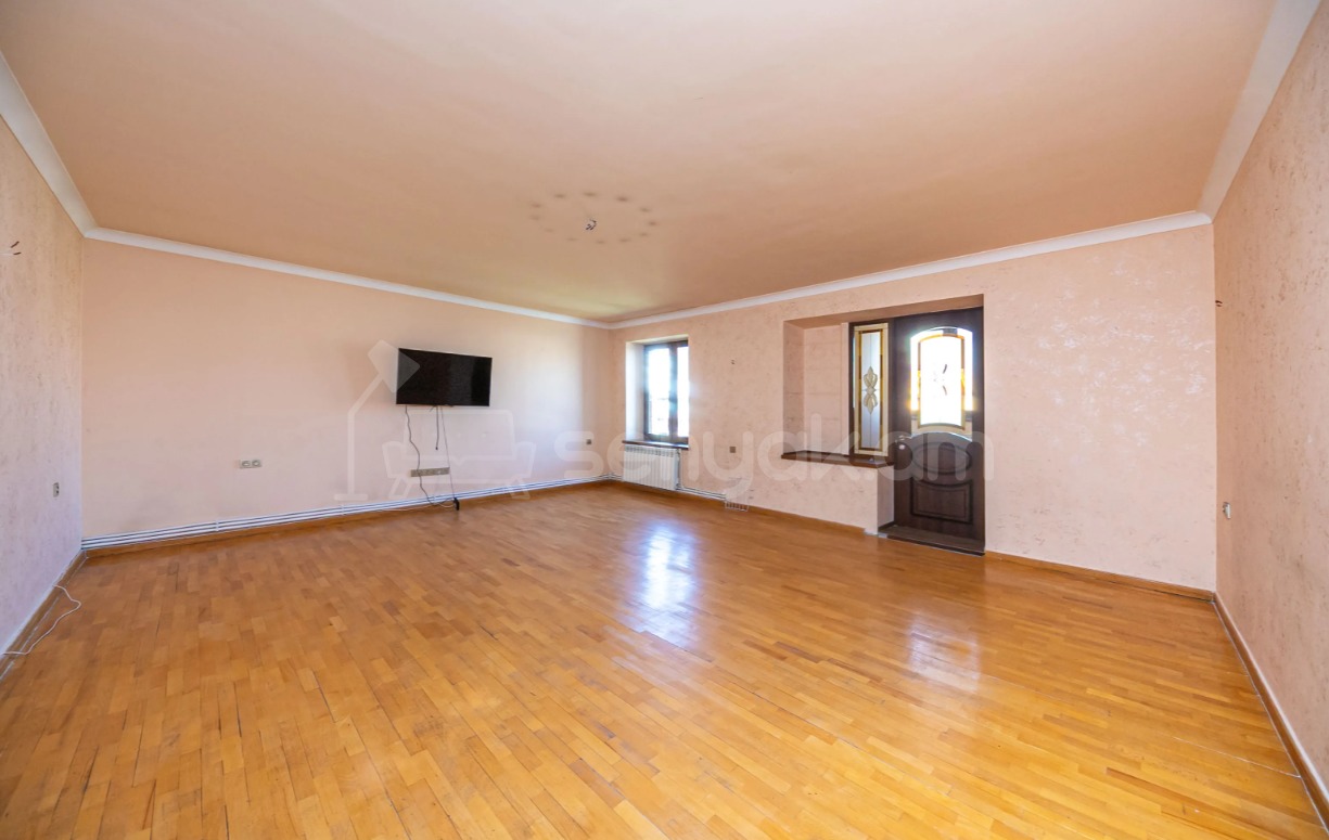 3 Սենյականոց Բնակարան Քարե Շենքում, 94քմ, 5/5 հարկ, Կապիտալ Վերանորոգված