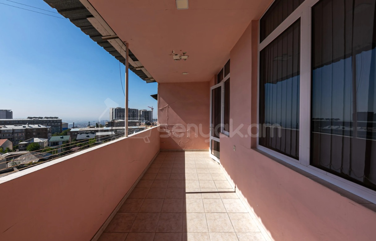 3 Սենյականոց Բնակարան Քարե Շենքում, 94քմ, 5/5 հարկ, Կապիտալ Վերանորոգված