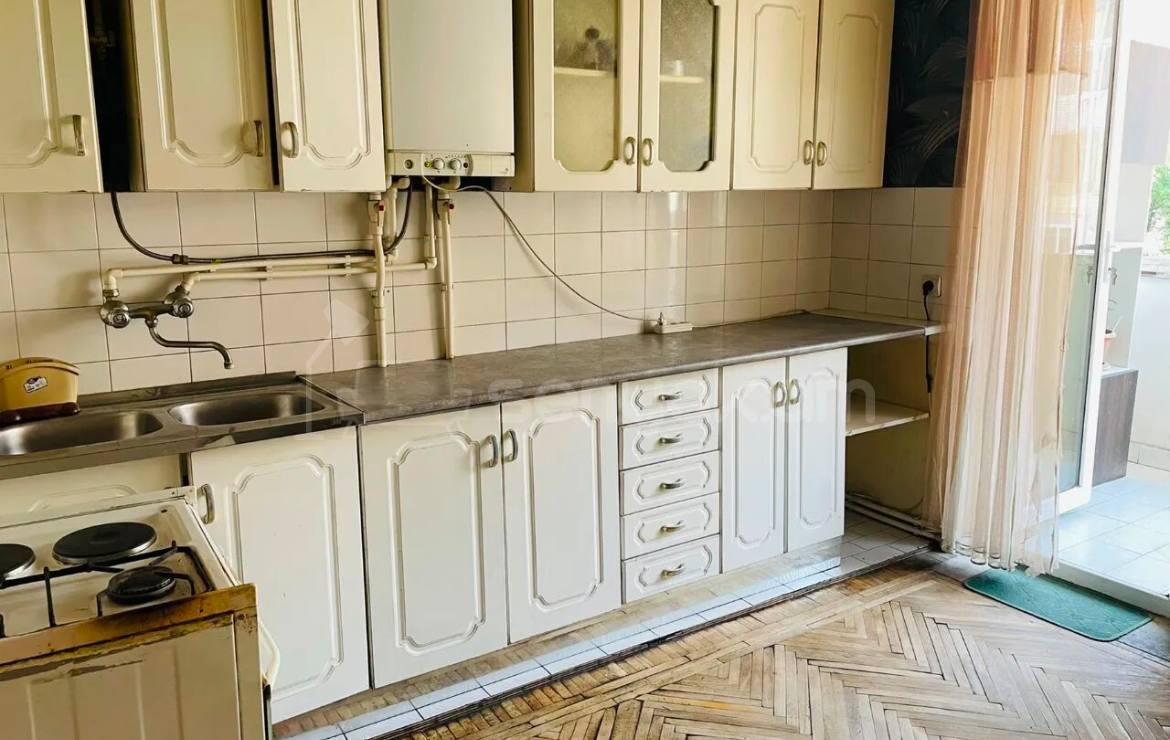 4 Սենյականոց Բնակարան Քարե Շենքում, 102քմ, 4/5 հարկ, Կոսմետիկ Վերանորոգված