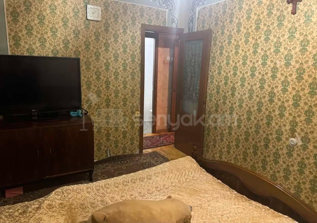 3 Սենյականոց Բնակարան Քարե Շենքում, 100քմ, 2/5 հարկ, Պետական Վիճակում