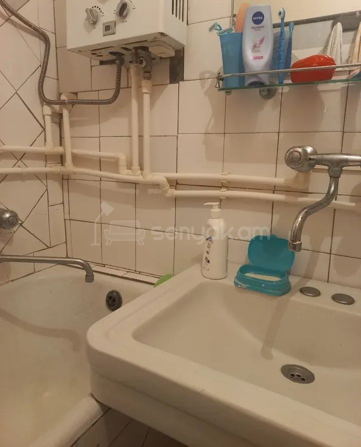 3 Սենյականոց Բնակարան Քարե Շենքում, 63քմ, 2/5 հարկ, Նորմալ Վիճակում