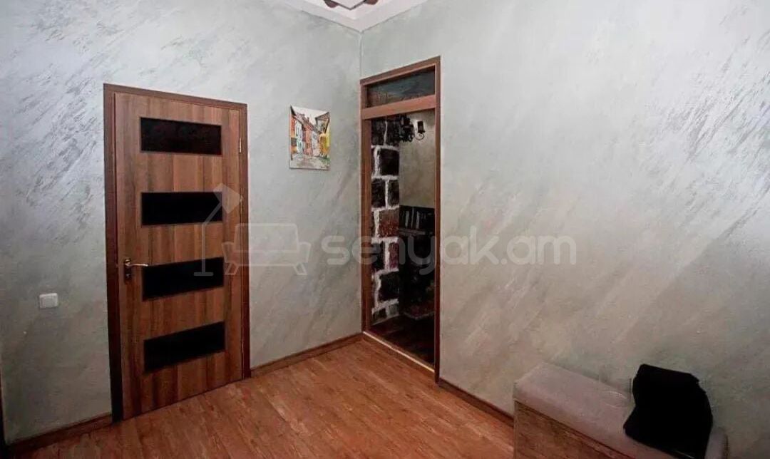 3 Սենյականոց Բնակարան Քարե Շենքում, 71քմ, 5/5 հարկ, Կապիտալ Վերանորոգված