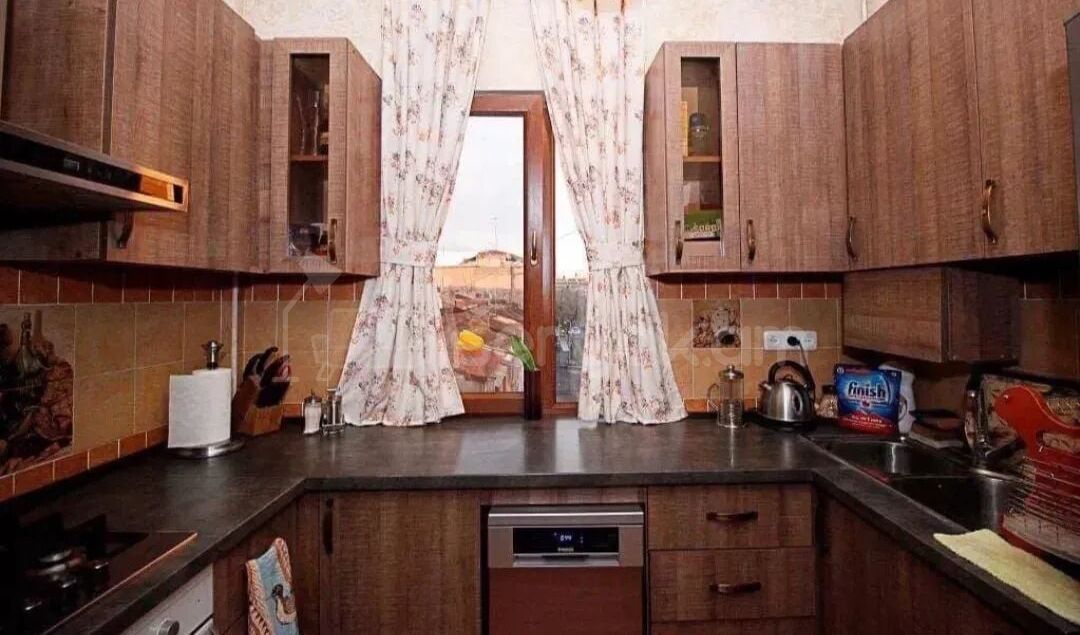 3 Սենյականոց Բնակարան Քարե Շենքում, 71քմ, 5/5 հարկ, Կապիտալ Վերանորոգված