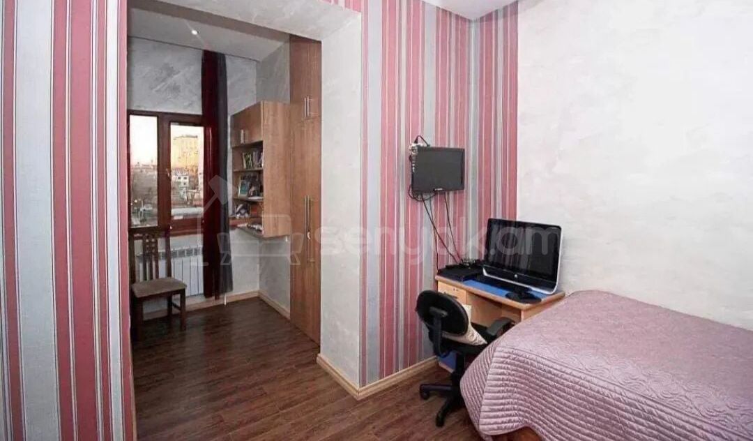 3 Սենյականոց Բնակարան Քարե Շենքում, 71քմ, 5/5 հարկ, Կապիտալ Վերանորոգված