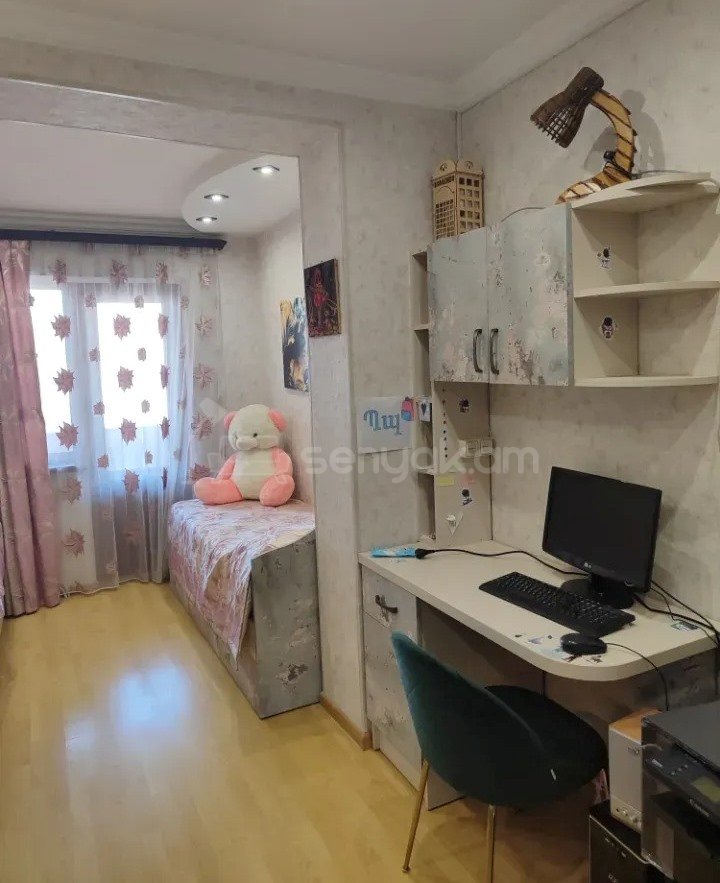 3 Սենյականոց Բնակարան Քարե Շենքում, 104քմ, 4/5 հարկ, Կապիտալ Վերանորոգված