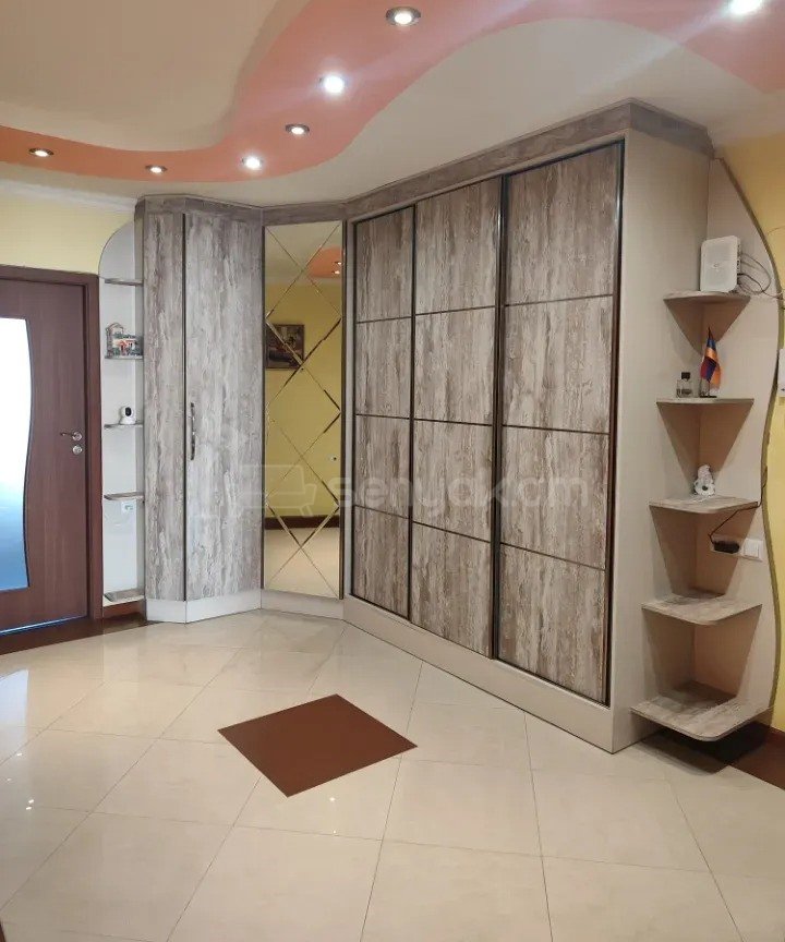 3 Սենյականոց Բնակարան Քարե Շենքում, 104քմ, 4/5 հարկ, Կապիտալ Վերանորոգված