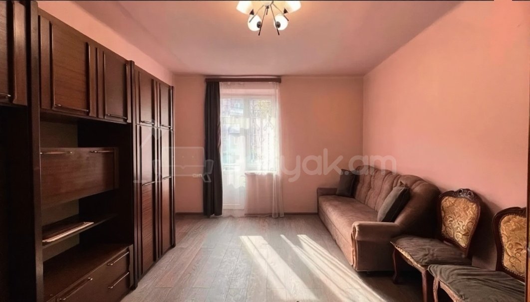 2 Սենյականոց Բնակարան Քարե Շենքում, 40քմ, 2/4 հարկ, Նորմալ Վիճակում, Կահավորված, Արևկող