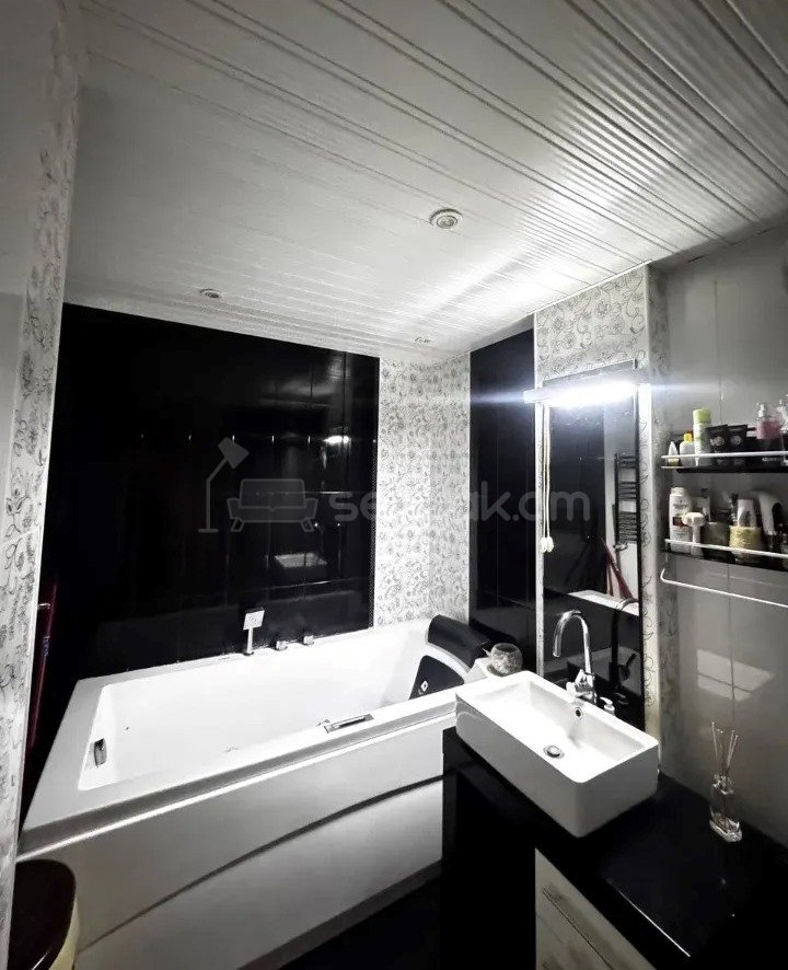 3 Սենյականոց Բնակարան Քարե Շենքում, 89քմ, 3/8 հարկ, Կապիտալ Վերանորոգված