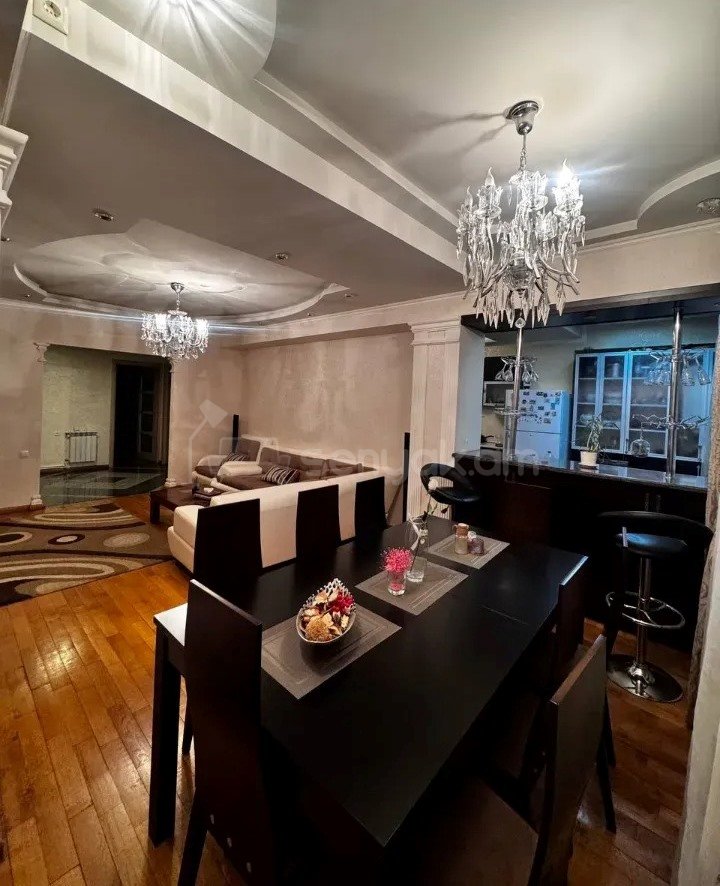 3 Սենյականոց Բնակարան Քարե Շենքում, 89քմ, 3/8 հարկ, Կապիտալ Վերանորոգված