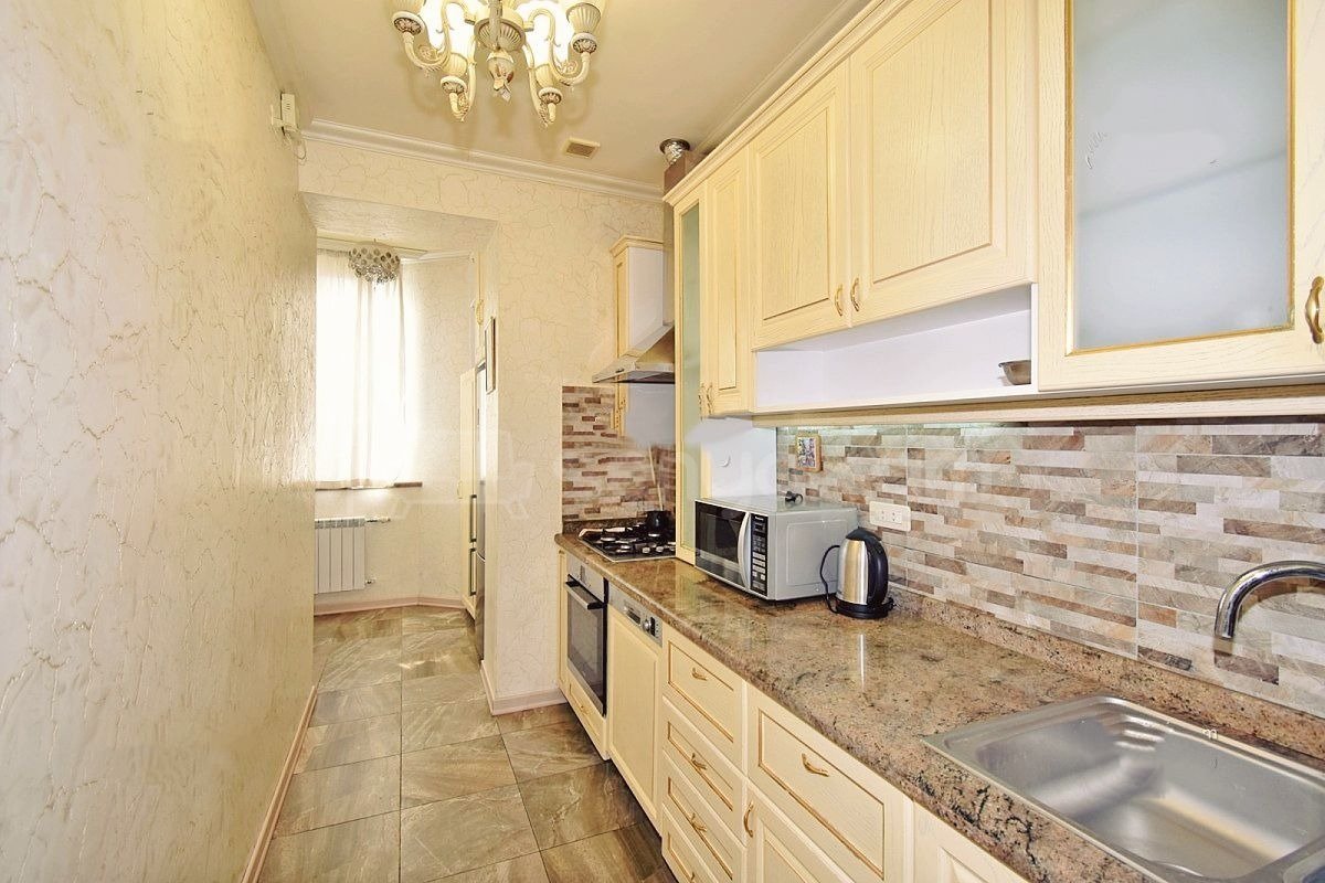 3 Սենյականոց Բնակարան Քարե Շենքում, 90քմ, 5/5 հարկ, Կապիտալ Վերանորոգված, Կահավորված, Արևկող