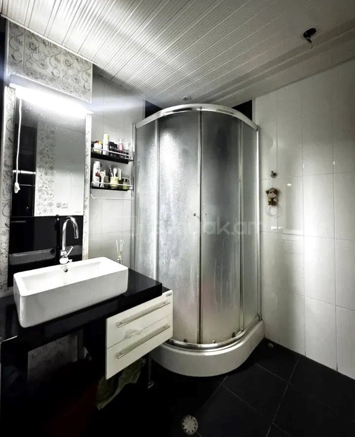 3 Սենյականոց Բնակարան Քարե Շենքում, 89քմ, 3/8 հարկ, Կապիտալ Վերանորոգված