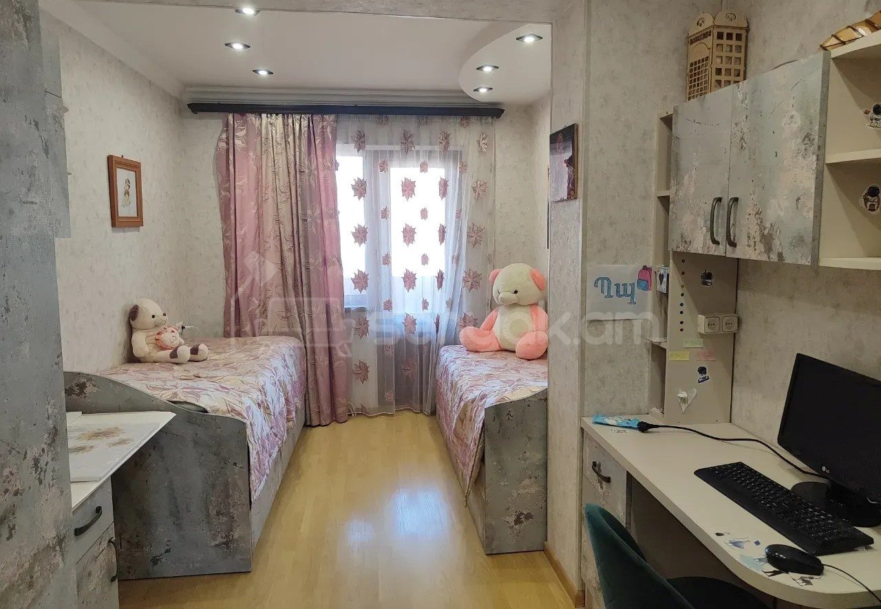 3 Սենյականոց Բնակարան Քարե Շենքում, 104քմ, 4/5 հարկ, Կապիտալ Վերանորոգված