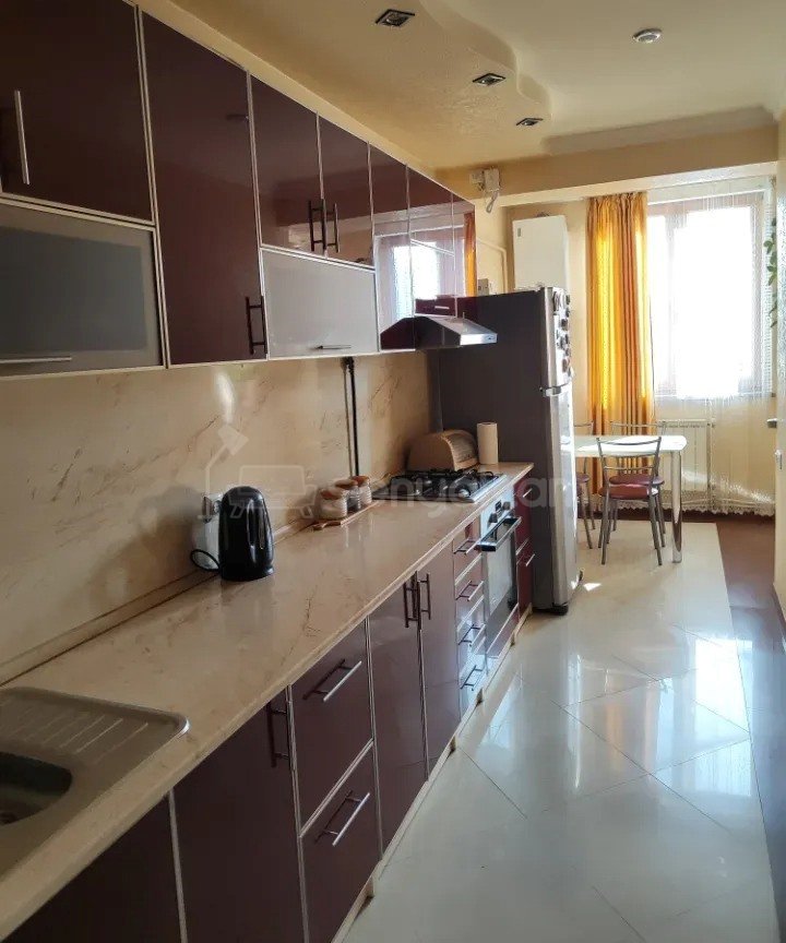 3 Սենյականոց Բնակարան Քարե Շենքում, 104քմ, 4/5 հարկ, Կապիտալ Վերանորոգված