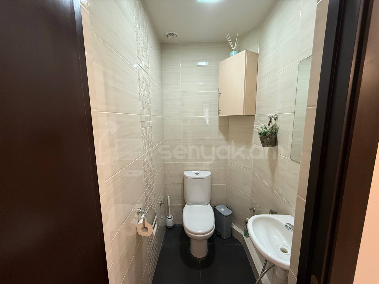 4 Սենյականոց Բնակարան Քարե Շենքում, 90քմ, 2/5 հարկ, Դիզայներական Վերանորոգված, Կահավորված, Արևկող