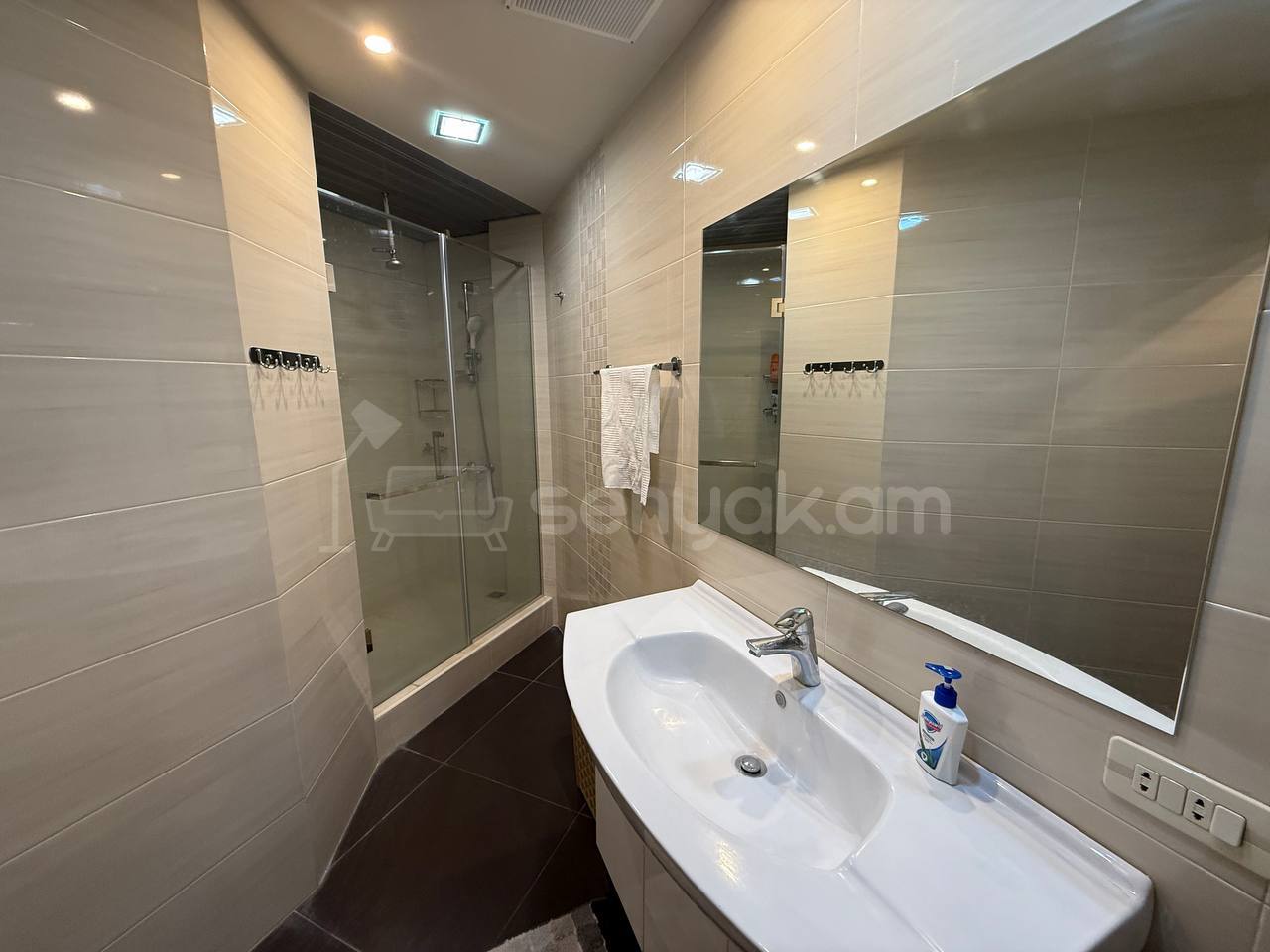 4 Սենյականոց Բնակարան Քարե Շենքում, 90քմ, 2/5 հարկ, Դիզայներական Վերանորոգված, Կահավորված, Արևկող