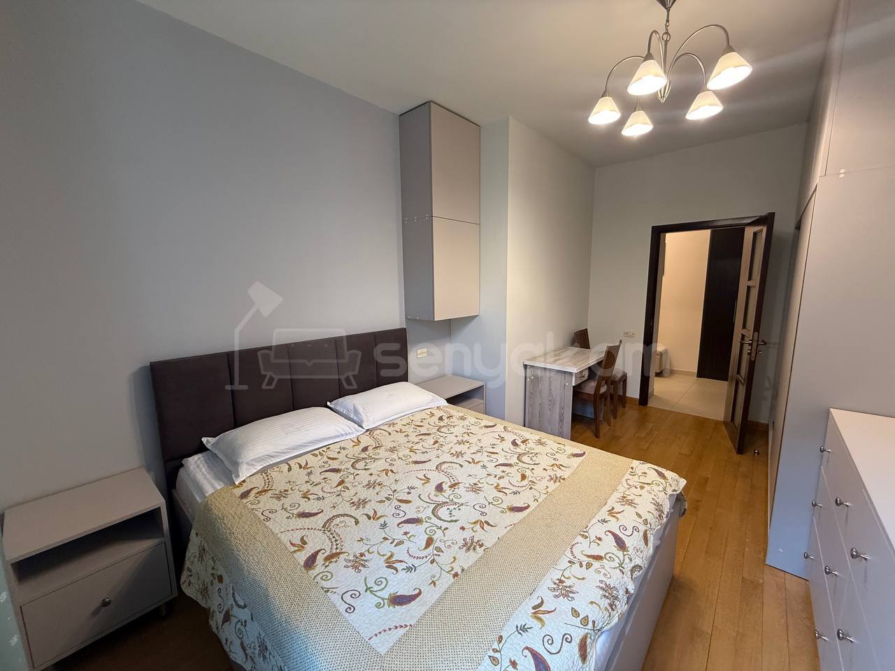 4 Սենյականոց Բնակարան Քարե Շենքում, 90քմ, 2/5 հարկ, Դիզայներական Վերանորոգված, Կահավորված, Արևկող