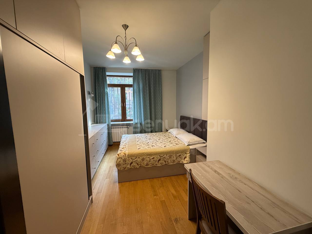 4 Սենյականոց Բնակարան Քարե Շենքում, 90քմ, 2/5 հարկ, Դիզայներական Վերանորոգված, Կահավորված, Արևկող