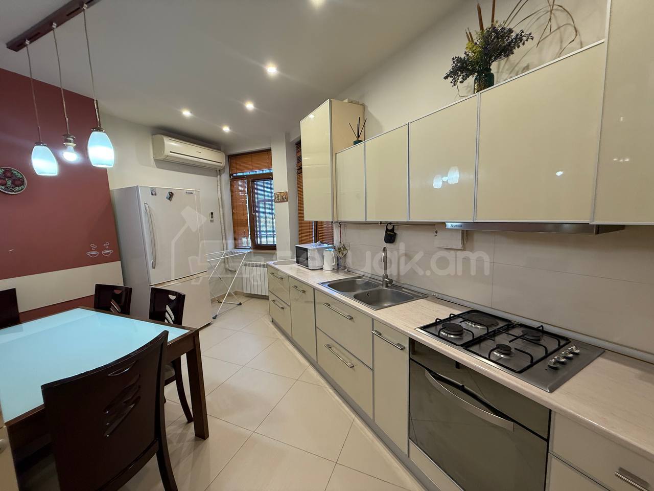 4 Սենյականոց Բնակարան Քարե Շենքում, 90քմ, 2/5 հարկ, Դիզայներական Վերանորոգված, Կահավորված, Արևկող