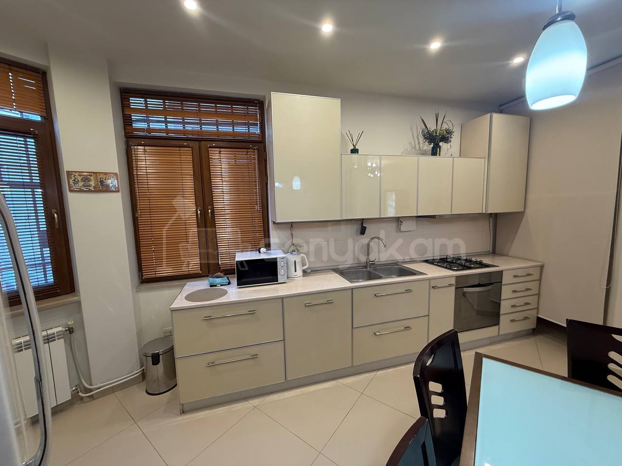 4 Սենյականոց Բնակարան Քարե Շենքում, 90քմ, 2/5 հարկ, Դիզայներական Վերանորոգված, Կահավորված, Արևկող