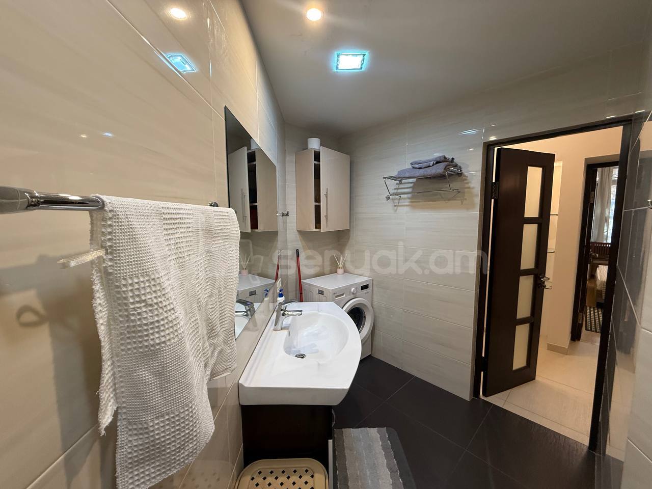 4 Սենյականոց Բնակարան Քարե Շենքում, 90քմ, 2/5 հարկ, Դիզայներական Վերանորոգված, Կահավորված, Արևկող