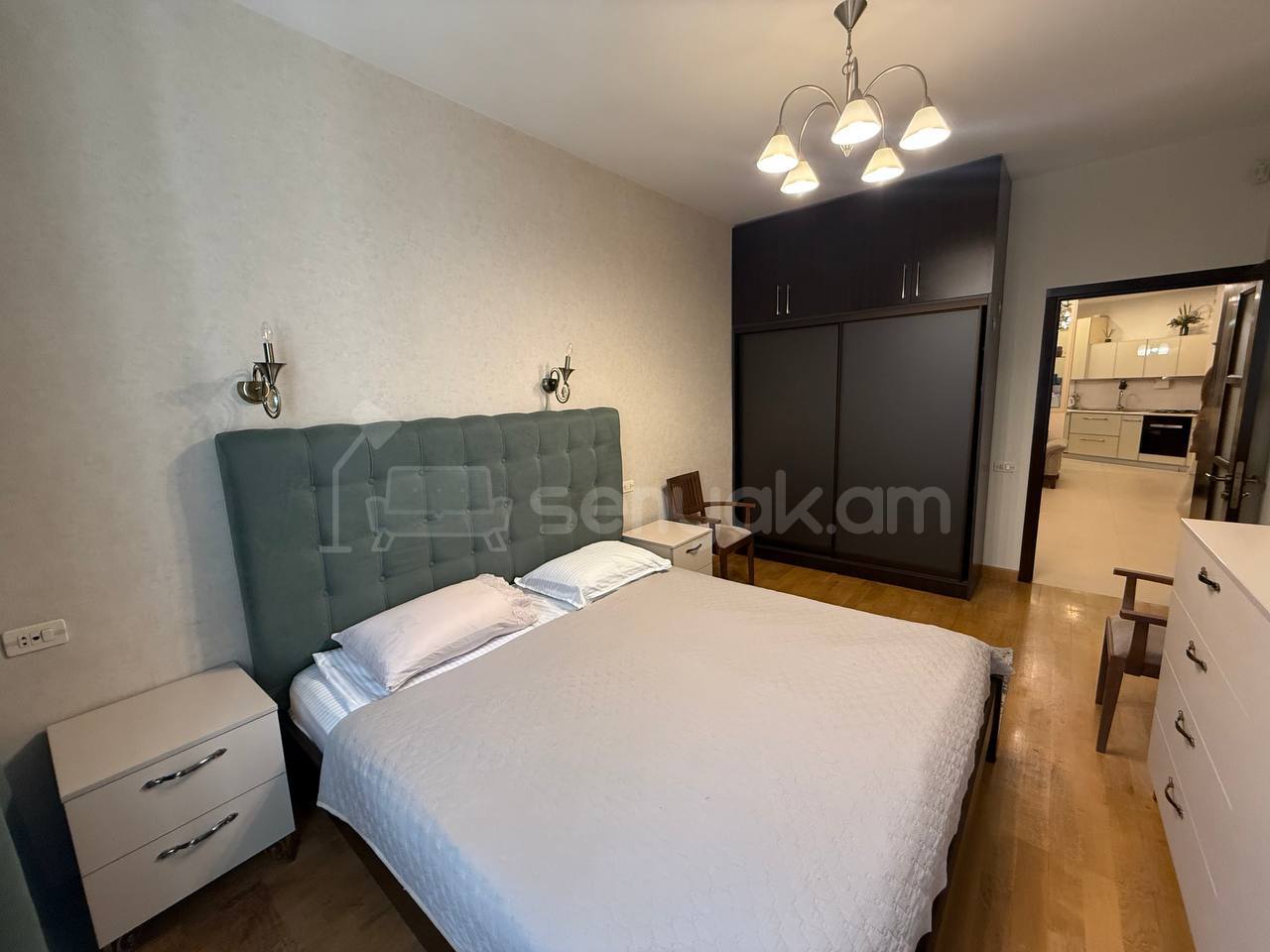 4 Սենյականոց Բնակարան Քարե Շենքում, 90քմ, 2/5 հարկ, Դիզայներական Վերանորոգված, Կահավորված, Արևկող