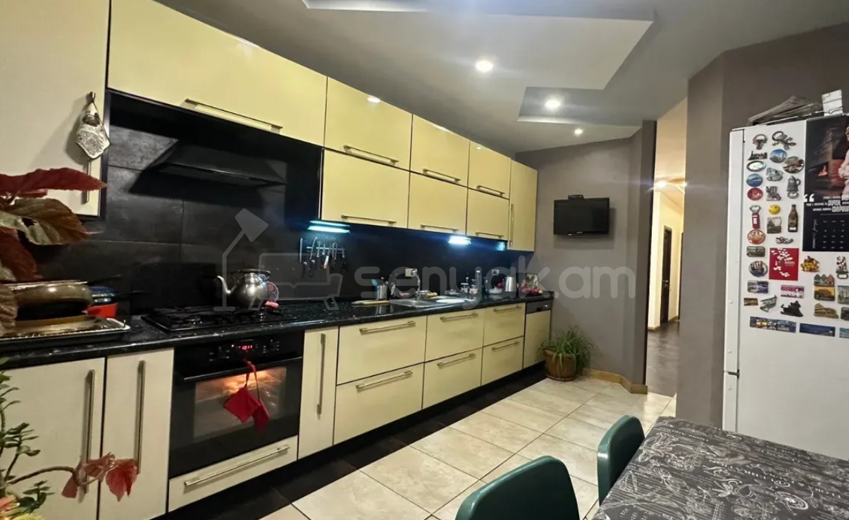 4 Սենյականոց Բնակարան Քարե Շենքում, 160քմ, 4/4 հարկ, Կապիտալ Վերանորոգված