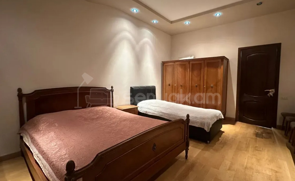 4 Սենյականոց Բնակարան Քարե Շենքում, 160քմ, 4/4 հարկ, Կապիտալ Վերանորոգված