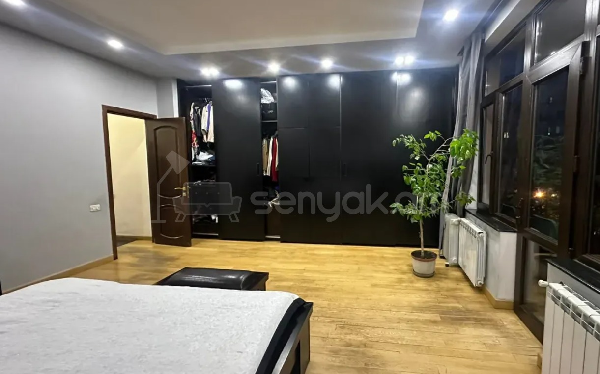 4 Սենյականոց Բնակարան Քարե Շենքում, 160քմ, 4/4 հարկ, Կապիտալ Վերանորոգված