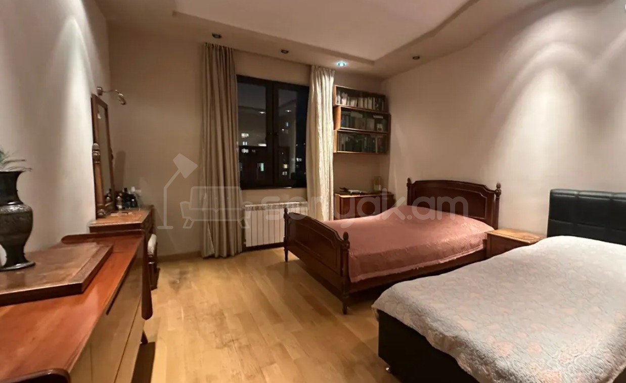 4 Սենյականոց Բնակարան Քարե Շենքում, 160քմ, 4/4 հարկ, Կապիտալ Վերանորոգված