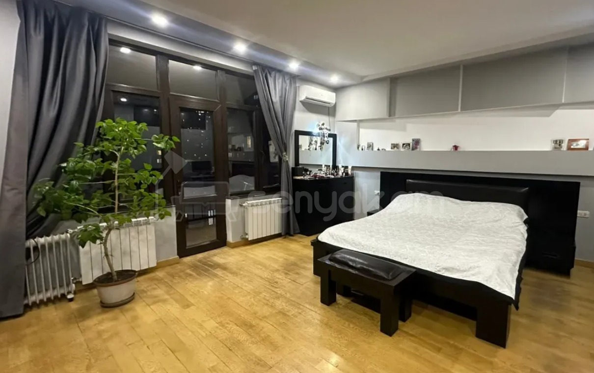 4 Սենյականոց Բնակարան Քարե Շենքում, 160քմ, 4/4 հարկ, Կապիտալ Վերանորոգված