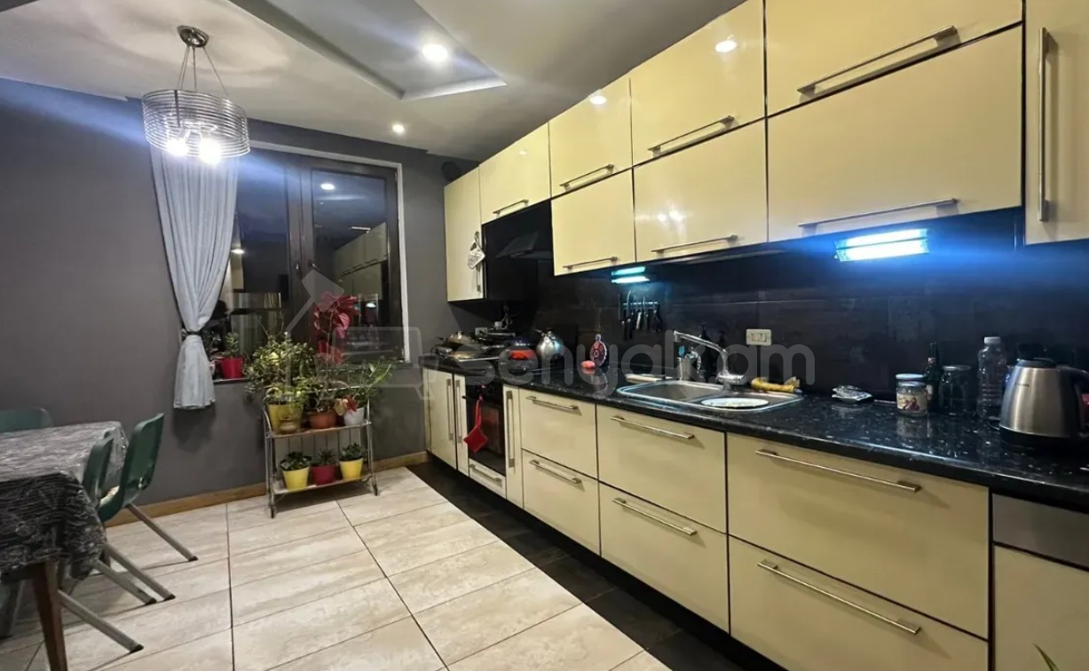 4 Սենյականոց Բնակարան Քարե Շենքում, 160քմ, 4/4 հարկ, Կապիտալ Վերանորոգված