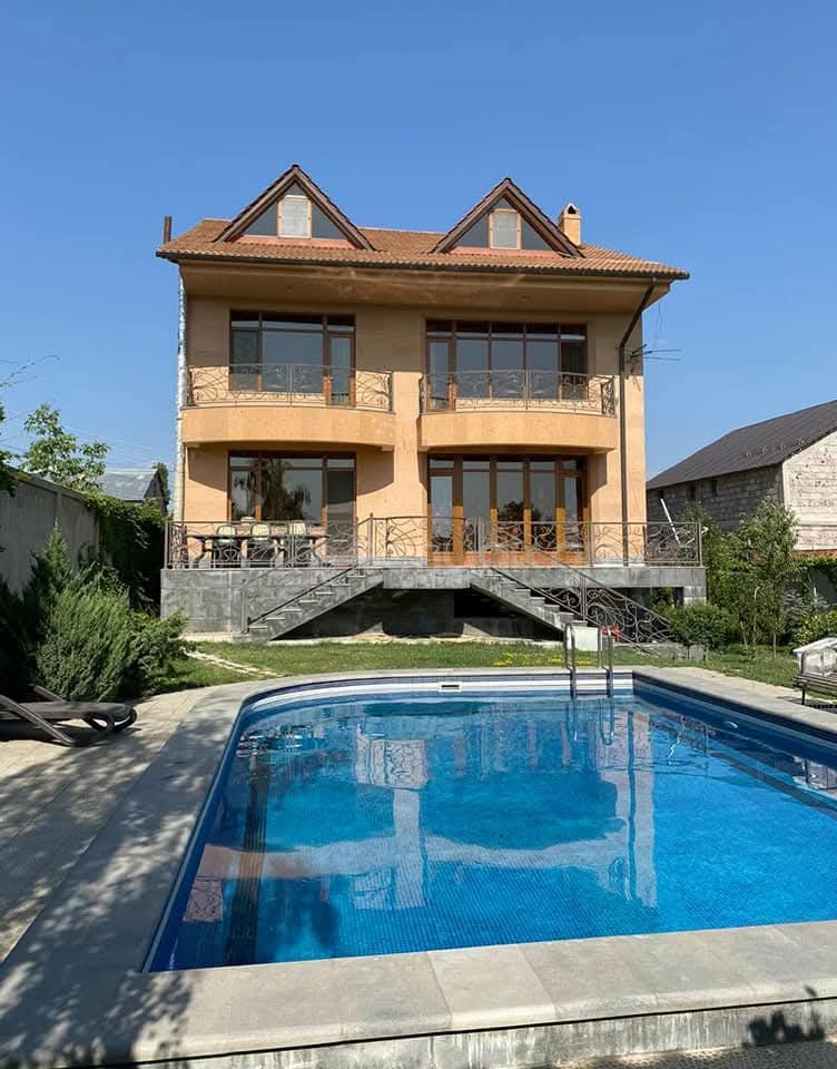 6 Սենյականոց Շքեղ Առանձնատուն, 300քմ, Կահավորված, Լողավազանով, Ավտոտնակով