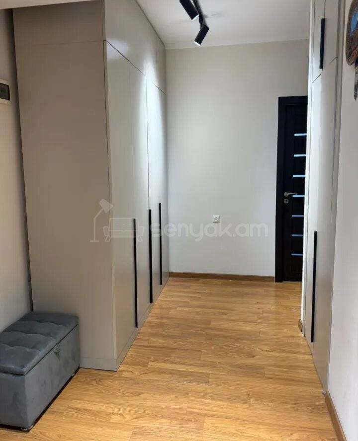 3 Սենյականոց Բնակարան Քարե Շենքում, 80քմ, 5/5 հարկ, Կապիտալ Վերանորոգված