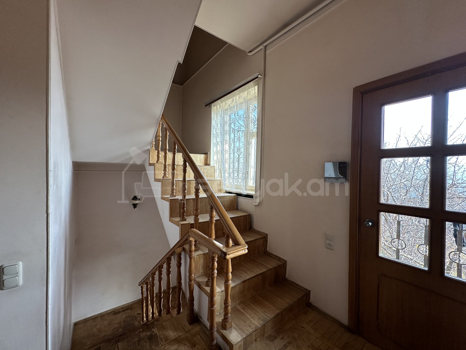 8 Սենյականոց Սեփական Տուն, 389քմ, Կոսմետիկ Վերանորոգված, Ավտոտնակով