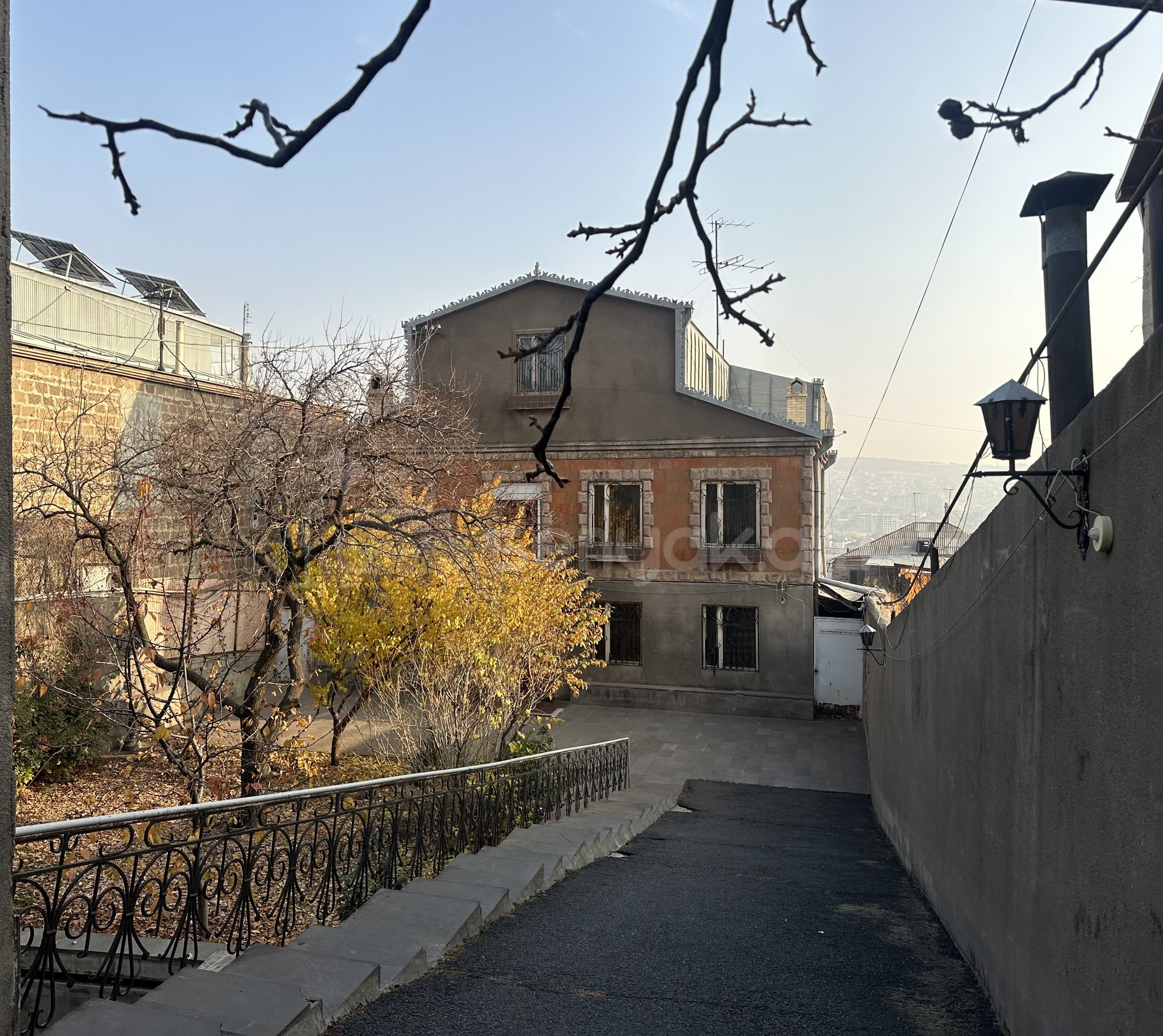 8 Սենյականոց Սեփական Տուն, 389քմ, Կոսմետիկ Վերանորոգված, Ավտոտնակով