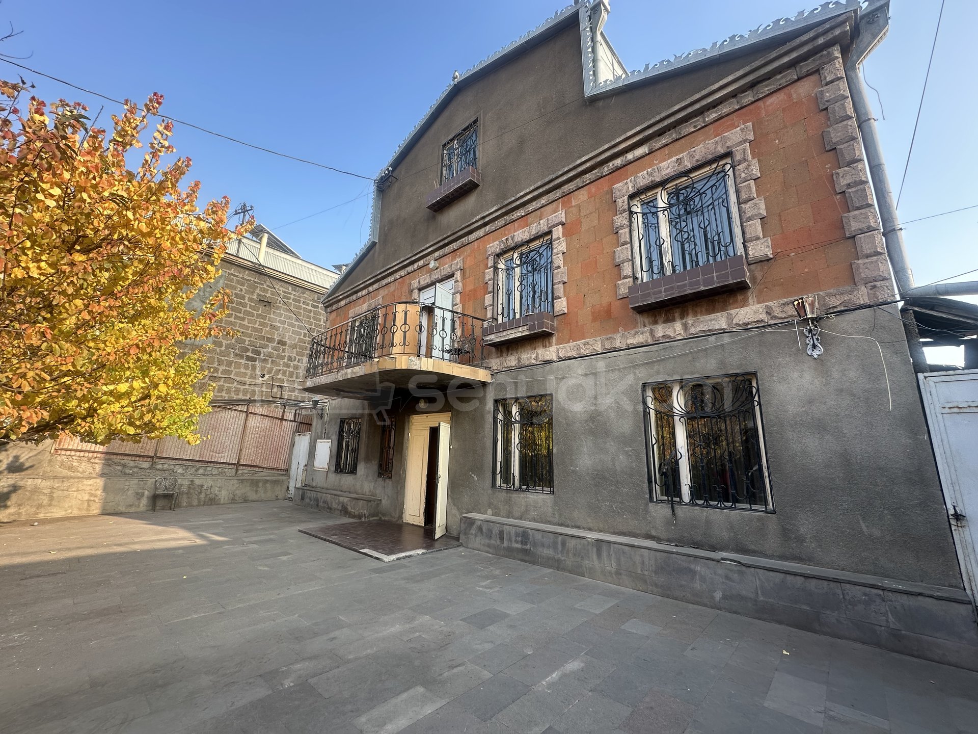 8 Սենյականոց Սեփական Տուն, 389քմ, Կոսմետիկ Վերանորոգված, Ավտոտնակով