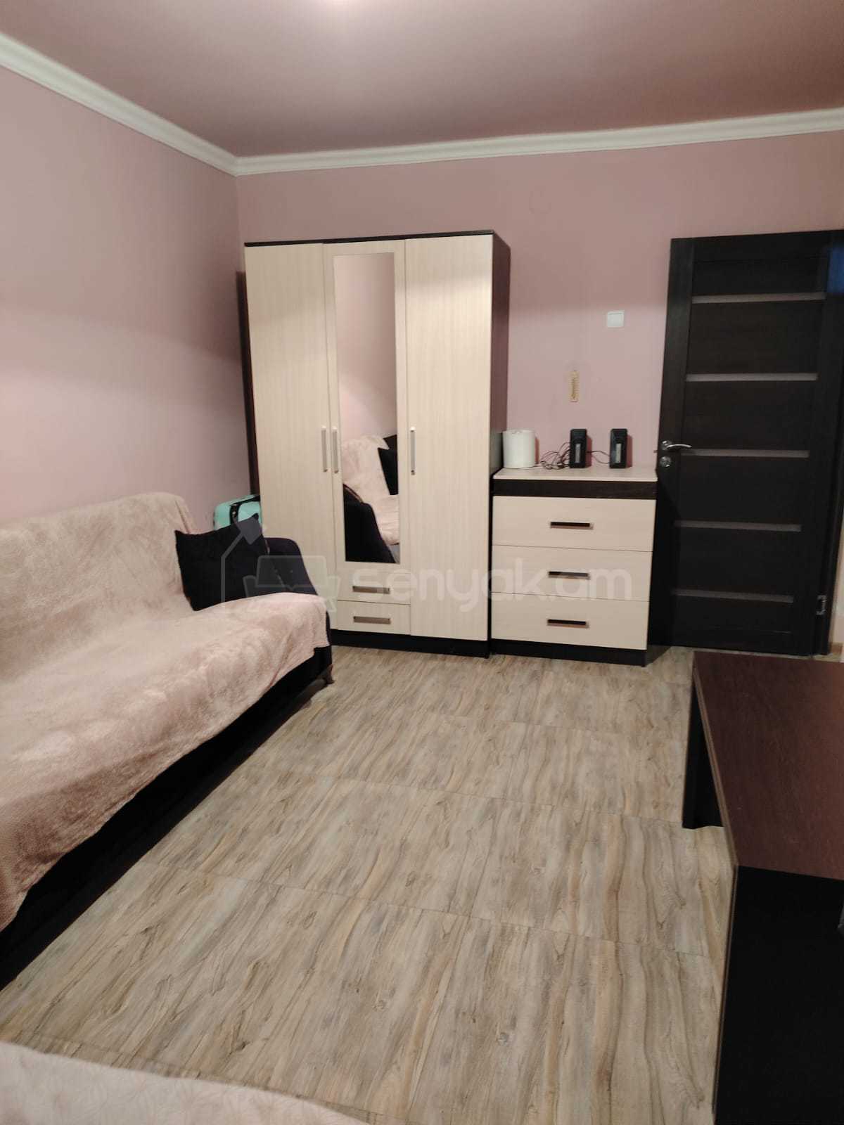 1 Սենյականոց Բնակարան Քարե Շենքում, 40քմ, 2/4 հարկ, Նորմալ Վիճակում, Կահավորված, Արևկող