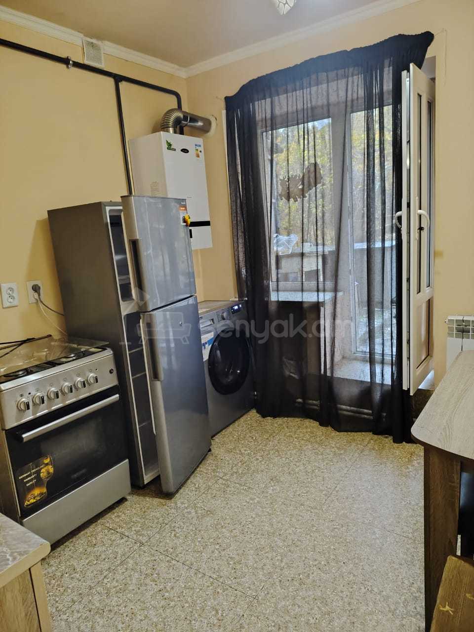 1 Սենյականոց Բնակարան Քարե Շենքում, 40քմ, 2/4 հարկ, Նորմալ Վիճակում, Կահավորված, Արևկող