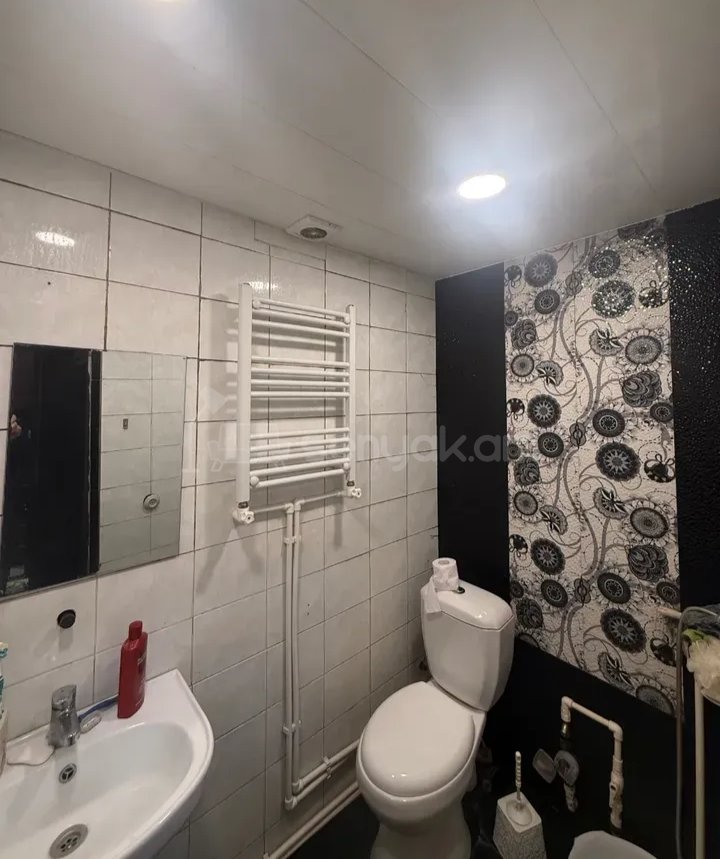 3 Սենյականոց Բնակարան Քարե Շենքում, 78քմ, 2/5 հարկ, Նորմալ Վիճակում, Կահավորված, Արևկող